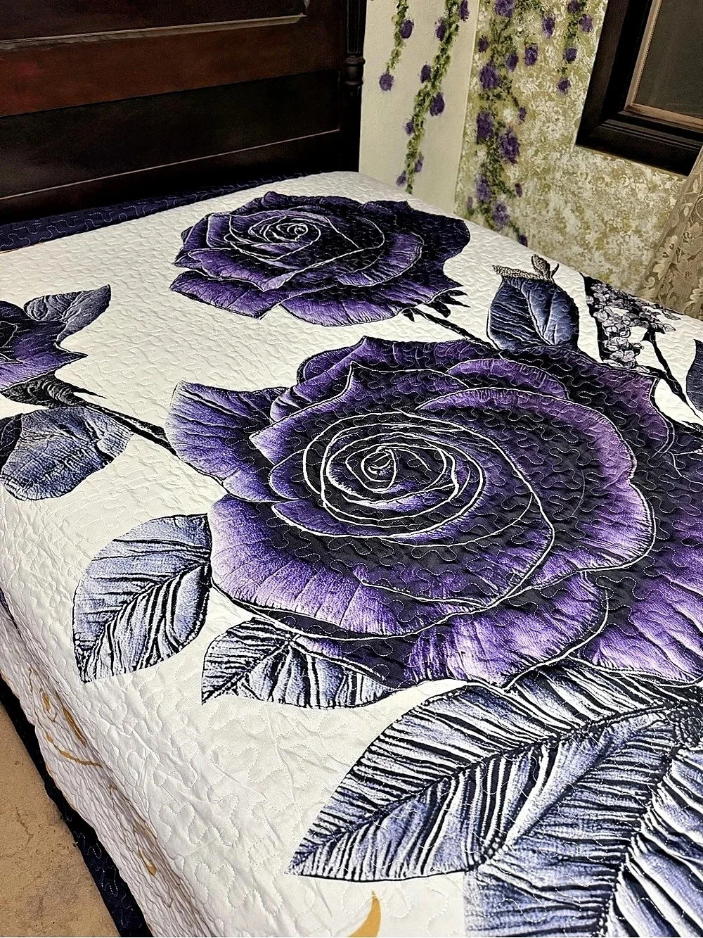 NEW. !! Purple & White Floral Quilt with Coordinating Shams